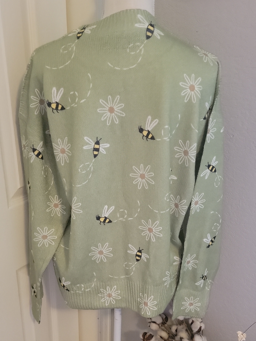 Women’s Sage Green Bee & Daisy Crewneck Sweater NWOT - Picture 3 of 4
